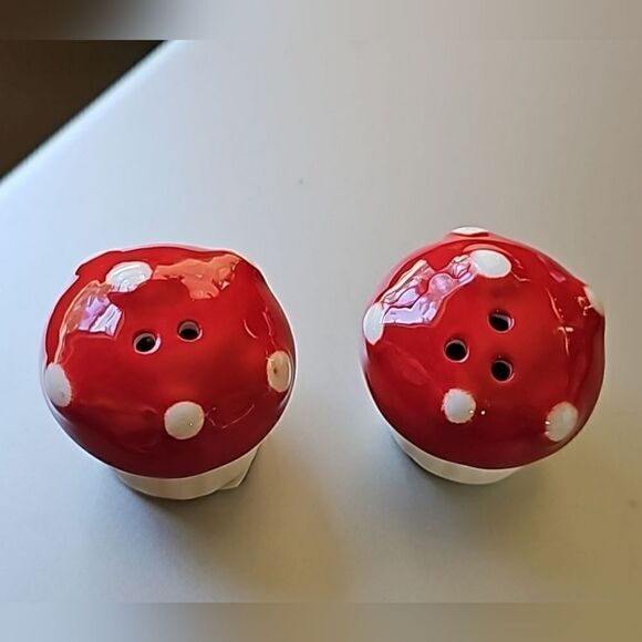 Mini Mushrooms Salt and Pepper Shaker - Picture 3 of 3